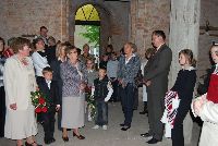Ceremonia ods�oni�cia tablicy pami�tkowej - na pierwszym planie �ony za�o�ycieli muzeum - Barbara Lema�czyk i Maria Lewna oraz w�jt Miros�aw Ebertowski